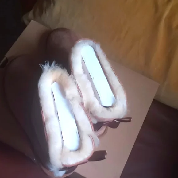 UGG SZ 6 W/ MINI BOW 11 - Picture 7 of 8